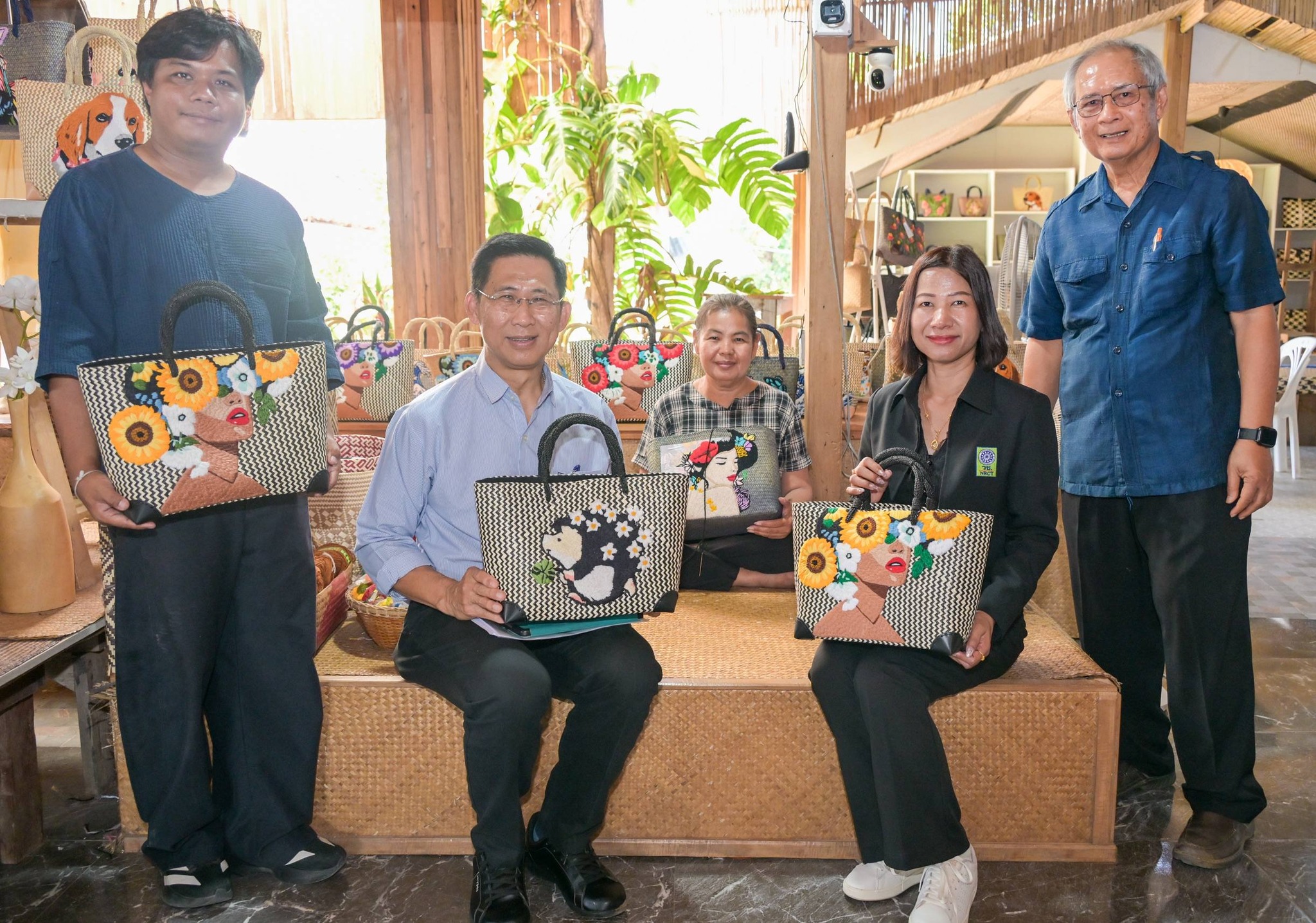 วช. ลงพื้นที่ติดตามงานวิจัยมหาวิทยาลัยทักษิณ พัฒนานวัตกรรมถ่านกัมมันต์จากเศษกระจูด บำบัดน้ำเสียสีย้อม สร้างความมั่นคงทางน้ำลุ่มทะเลสาบสงขลา